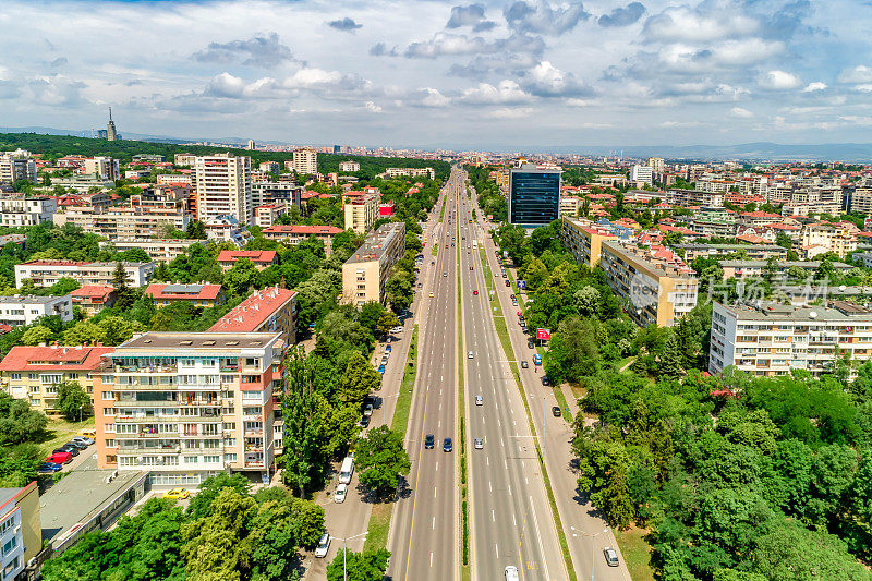 宽阔的无人机拍摄索菲亚市，保加利亚。Tzarigradsko shose大道(保加利亚:Цариградскошосе,София,България)